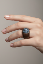 Anello-Artigianale-in-Legno-della-Val-Gardena-con-Cristalli-Swarovski-Blu