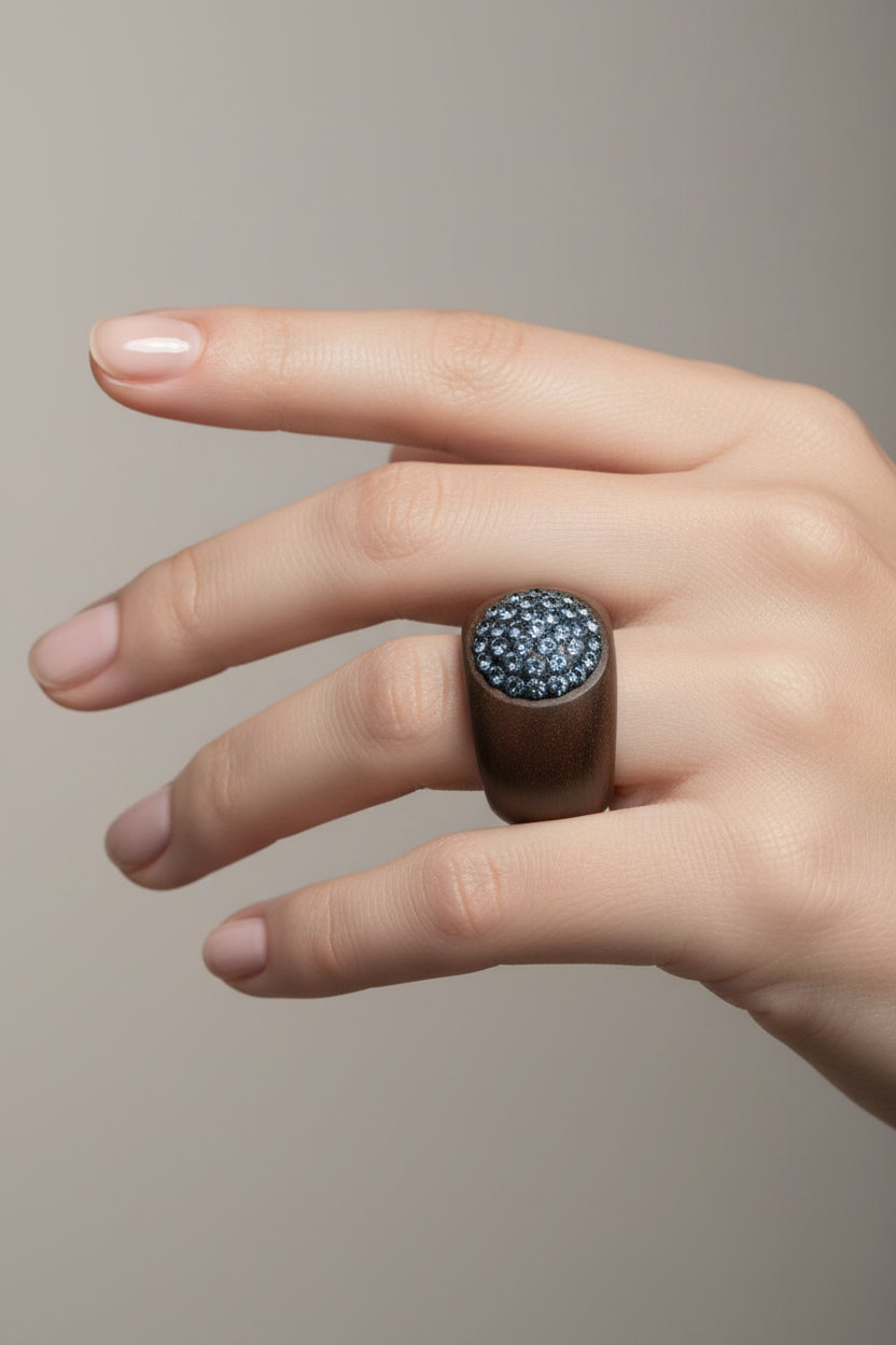 Anello-Artigianale-in-Legno-della-Val-Gardena-con-Cristalli-Swarovski-Blu
