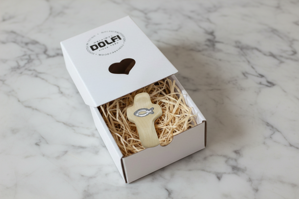 Croix en bois avec poisson – Souvenir de baptême artisanal