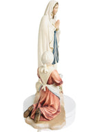 Rzeźbiona figurka Matki Bożej z Lourdes z Bernadettą z drewna z Val Gardena