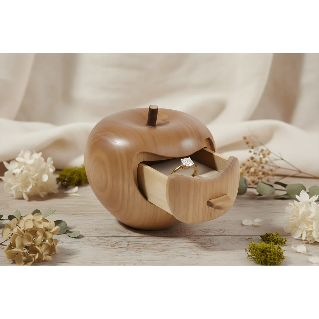 Pomme Secrète en Bois de Fruit, Sculpture Artisanale du Val Gardena