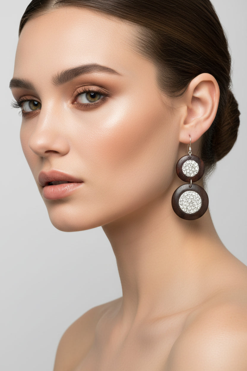 Boucles d'Oreilles Pendantes Artisanales en Bois Foncé et Cristaux Swarovski