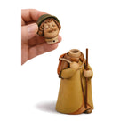 Pasterz z workiem do ręcznie wykonanej szopki z drewna klonowego z Val Gardena