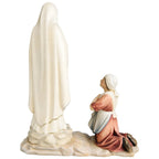 Rzeźbiona figurka Matki Bożej z Lourdes z Bernadettą z drewna z Val Gardena