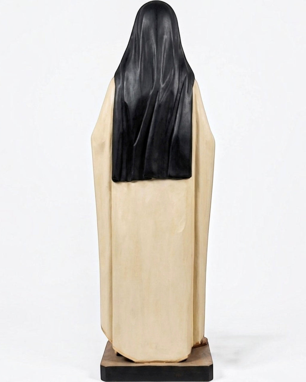 Vista posteriore della statua in legno Dolfi di Santa Teresa di Lisieux, 120 cm, con velo nero e mantello crema.