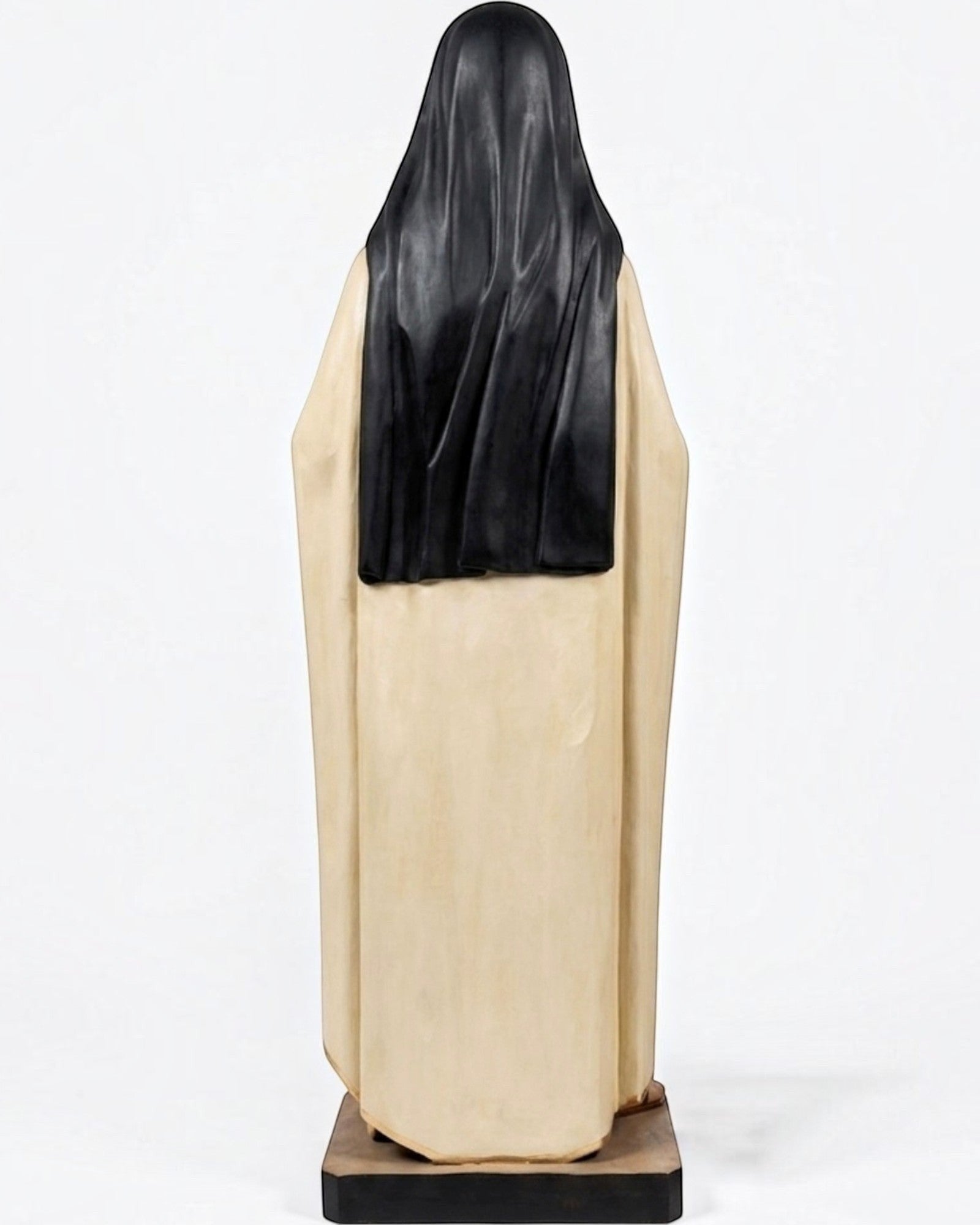 Vista posteriore della statua in legno Dolfi di Santa Teresa di Lisieux, 120 cm, con velo nero e mantello crema.